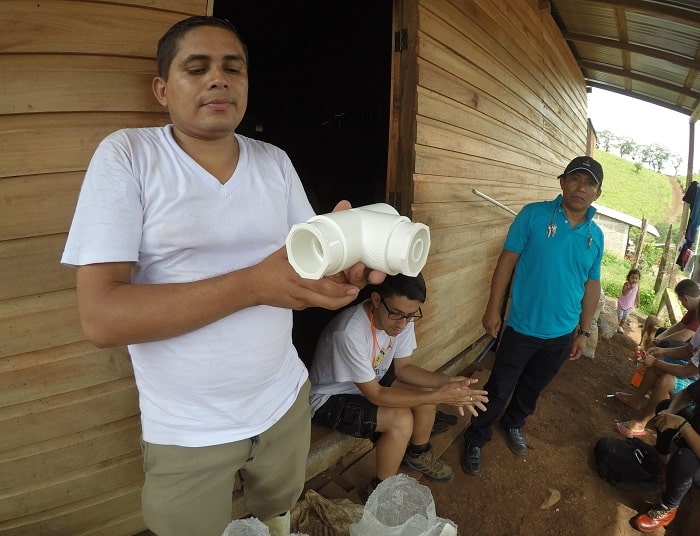 Learning about the new pipes / Aprender sobre las nuevas tuberías