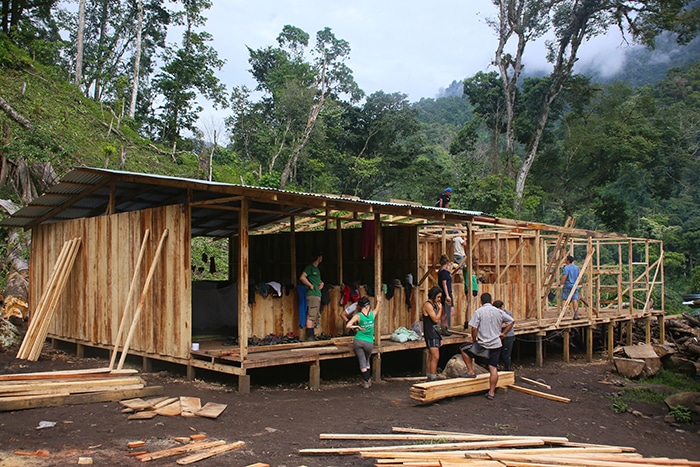 Building a school in Alto Chirripó 