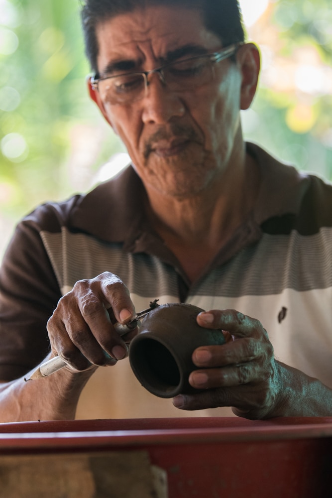 Ezequiel making pottery in Matambu.