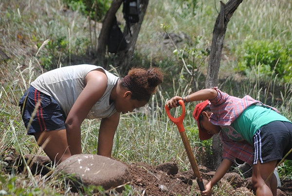 Sadie and Edith digging at Cerco de Piedra.