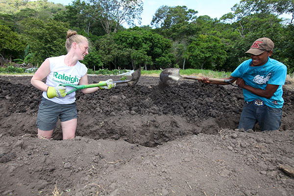digging trenches with the community at La Laguna.