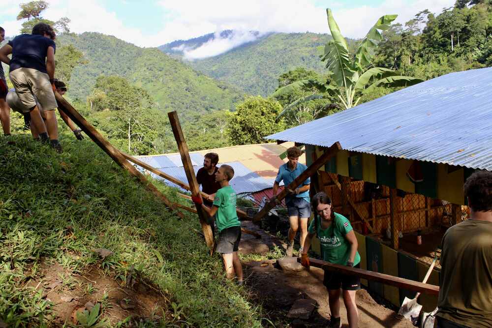 raleigh international costa rica volunteers building a classroom