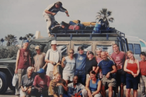 Raleigh-International-Alumni-group-by-landrover