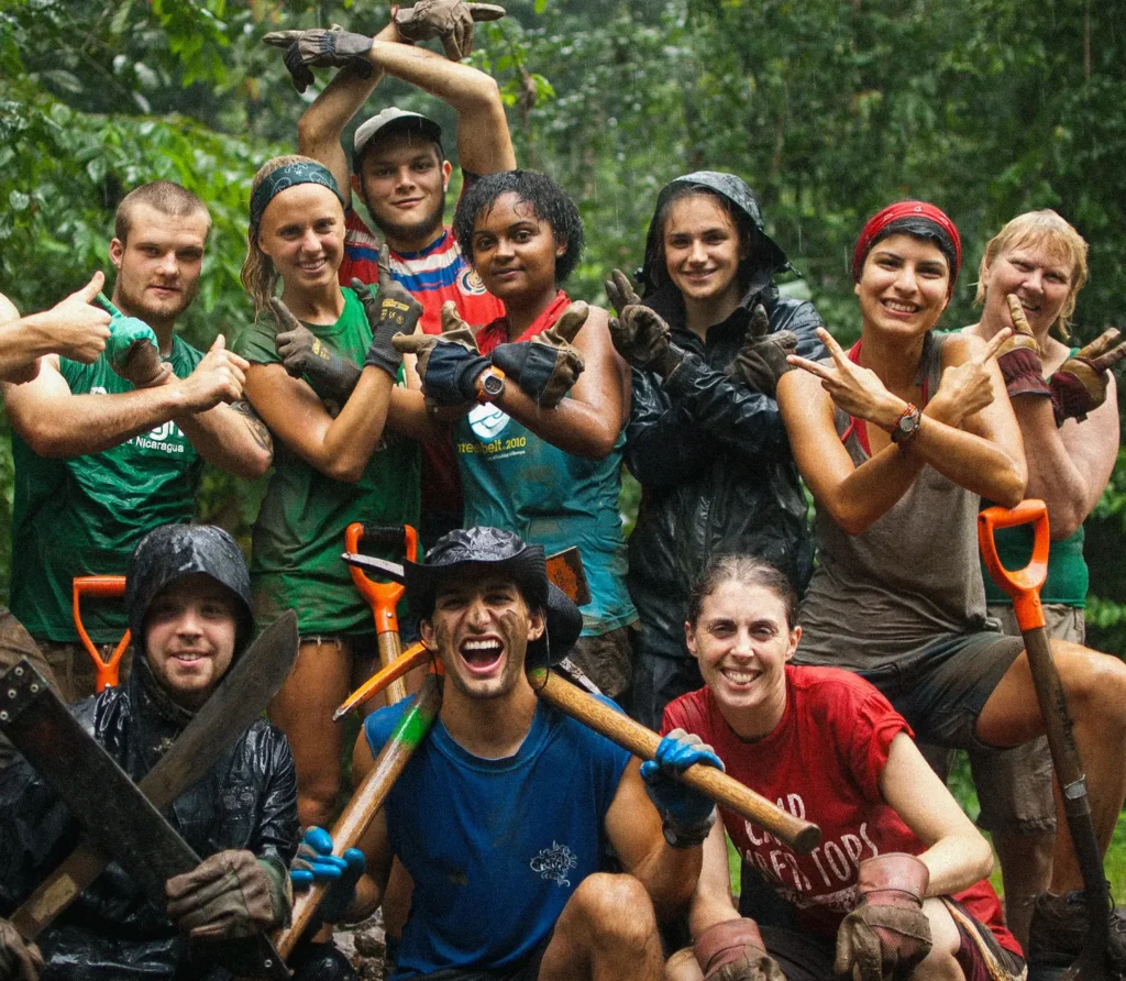Raleigh Costa Rica team with tools in rain